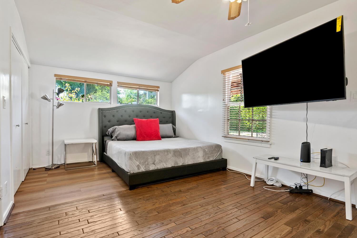 Holiday home 4 Bedroom 3 Bathroom Urban Oasis Near Universal And Hollywood For 8