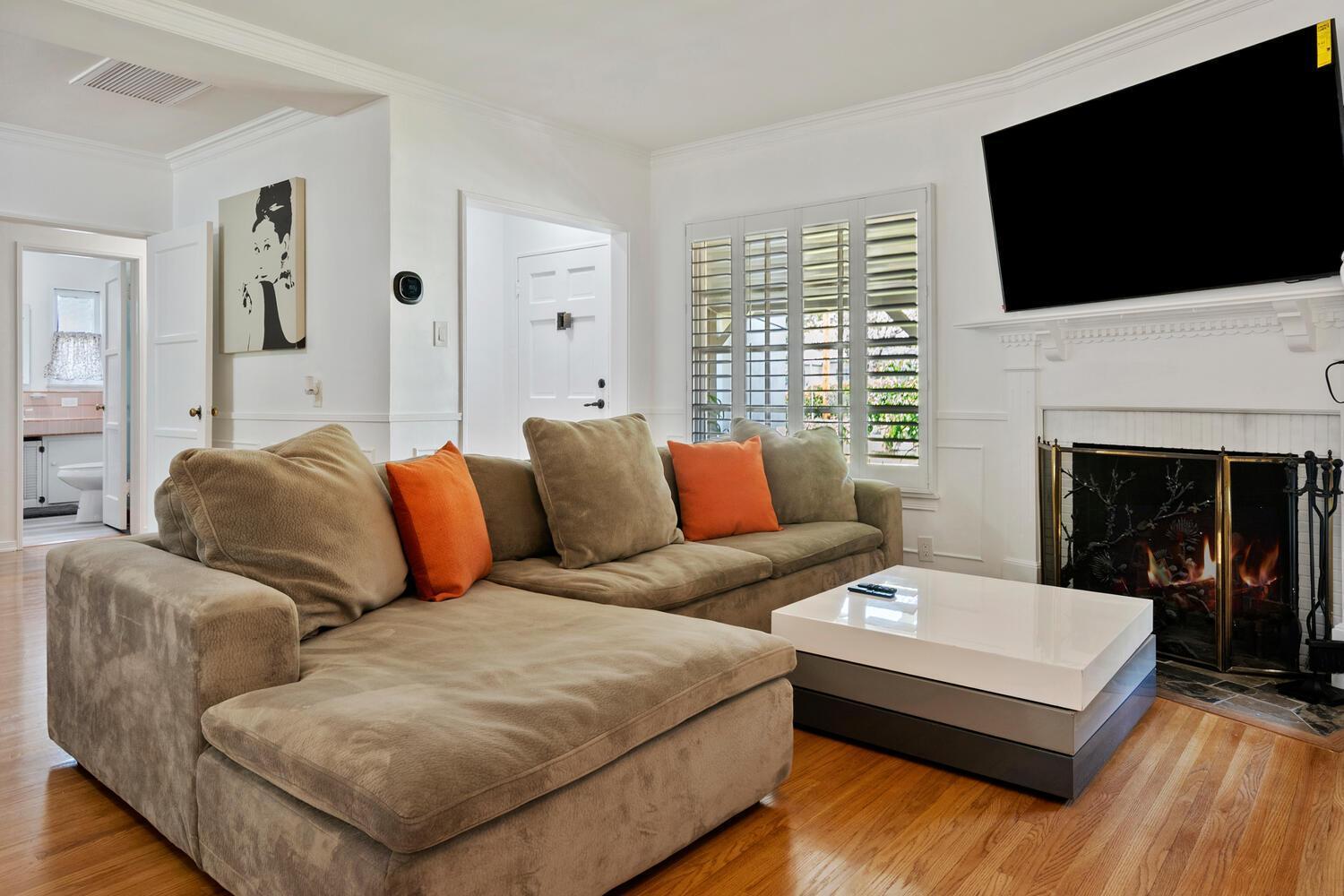 Holiday home 4 Bedroom 3 Bathroom Urban Oasis Near Universal And Hollywood For 8