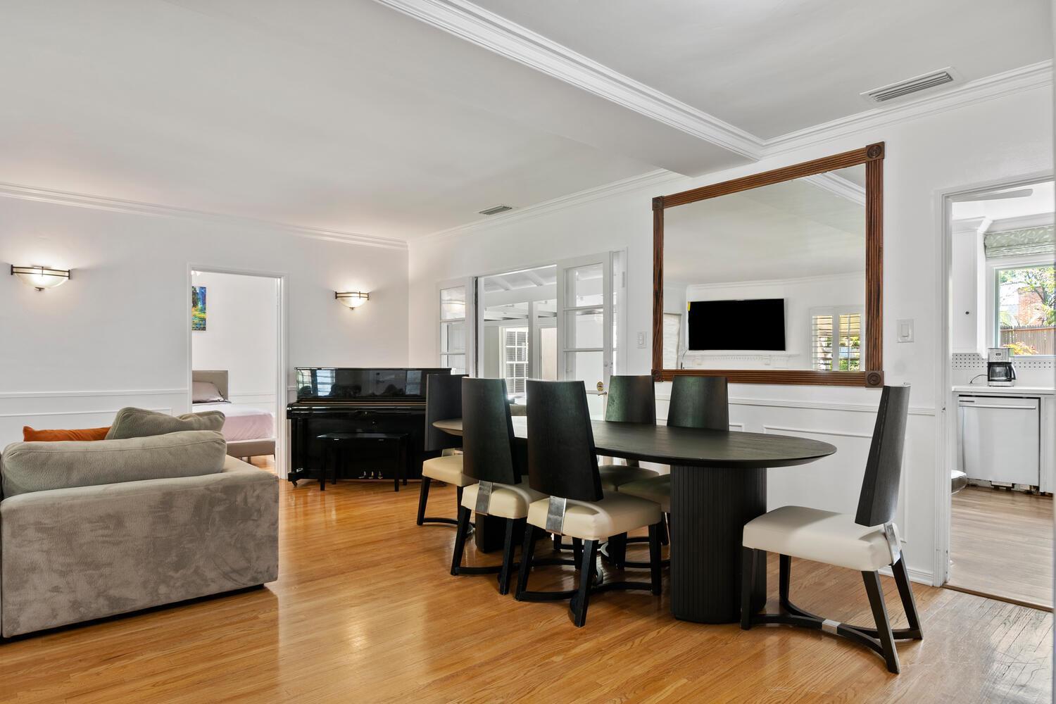 4 Bedroom 3 Bathroom Urban Oasis Near Universal And Hollywood For 8 Los Angeles