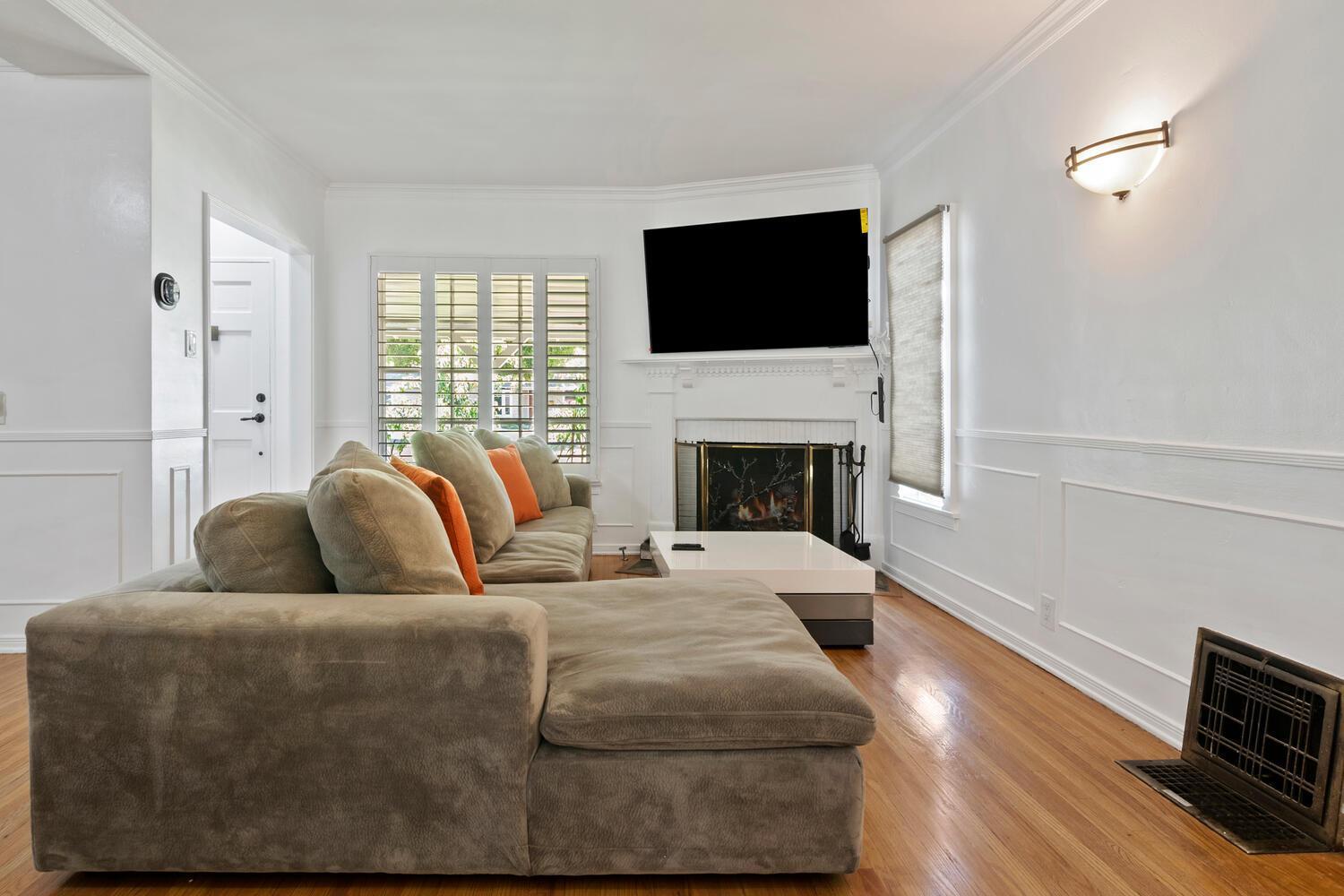 Holiday home 4 Bedroom 3 Bathroom Urban Oasis Near Universal And Hollywood For 8