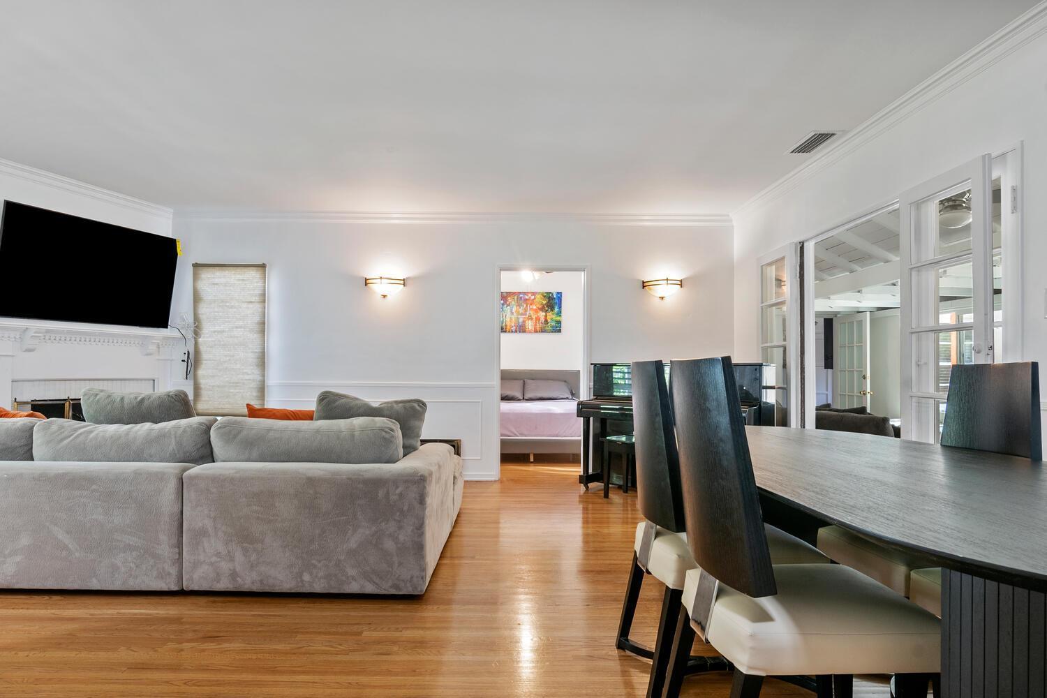 4 Bedroom 3 Bathroom Urban Oasis Near Universal And Hollywood For 8 Holiday home *