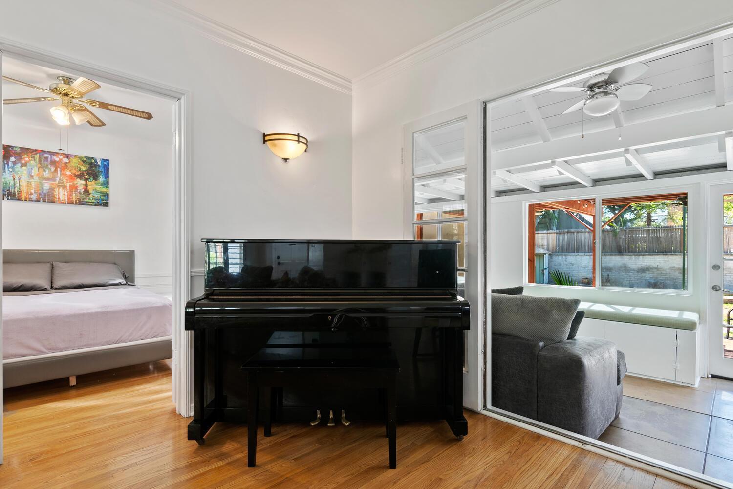 Holiday home 4 Bedroom 3 Bathroom Urban Oasis Near Universal And Hollywood For 8 *